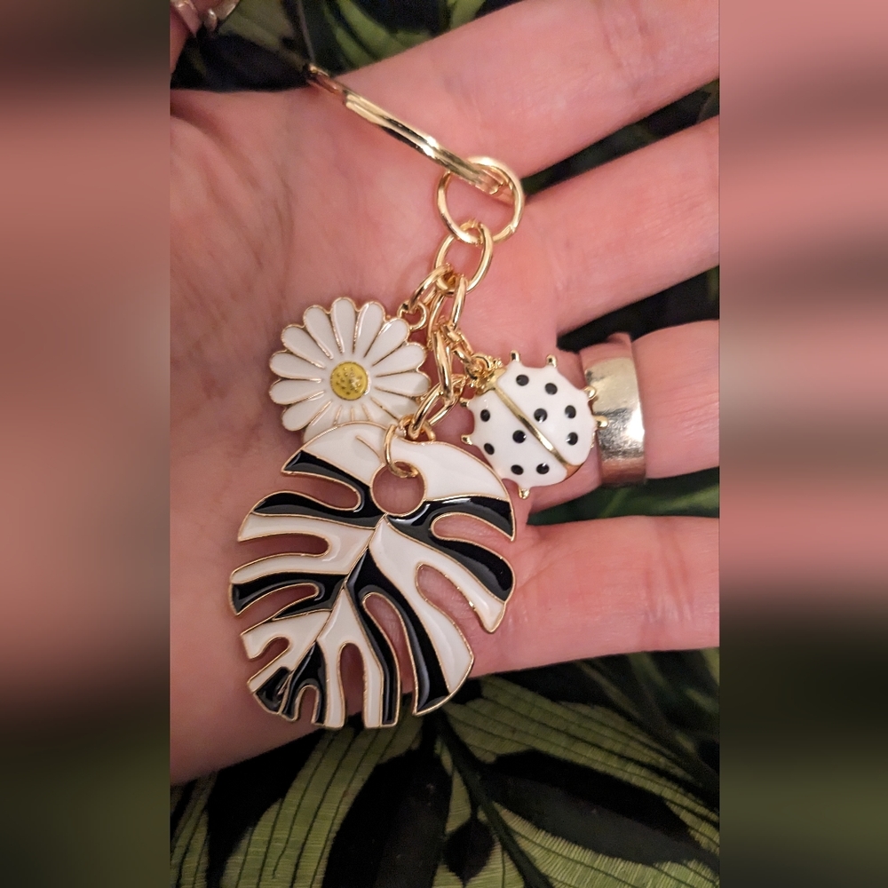 Black and white Monstera leaf PLANTS  FLOWER bug 💚 keychain